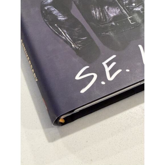 S.E. Hinton Signed THE OUTSIDERS Autograph Hardcover 50th Anniversary Edition #1 - Picture 5 of 9